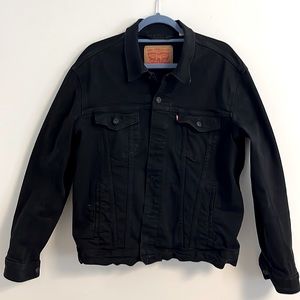 Levi’s Men’s Large Trucker jacket in jet black.